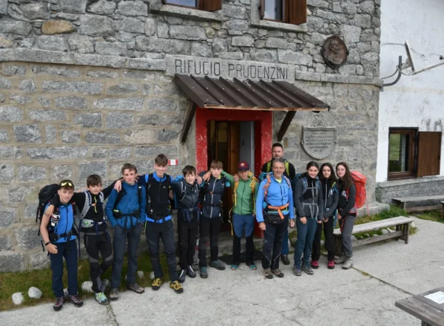 🥾 Sentiero n. 1 Alta Via dell'Adamello
Lo scorso anno i nostri super giovani avevano percorso l'Alta Via dal Prudenzini al Garibaldi... e quest'anno hanno concluso il giro! Bravi ragazzi 👏
Partenza dal Rifugio Prudenzini @strafofia , a seguire @rifugio.lissone , Rifugio Maria e Franco e conclusione al @rifugiobazenasoniamassimo . Grazie a tutti i rifugisti per l'ospitalità e il buon cibo 🍖
📸 Fotografie di @_mattepini
@cai #caipezzopontedilegno #clubalpinoitaliano #caigiovani #sentieron1 #altaviadelladamello #altaviaadamello #altavia #trekking #trekkinglovers