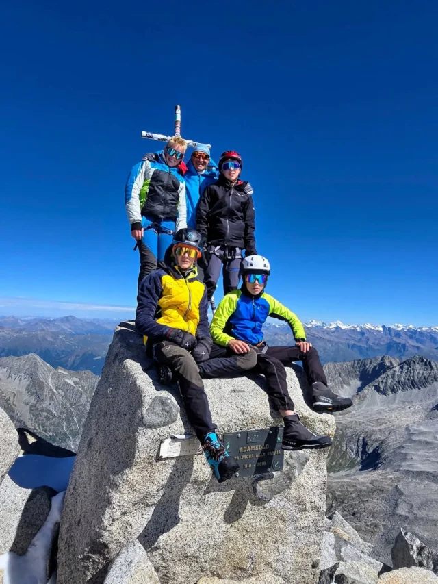 Fantastica avventura di 3 giorni tra i rifugi @rifugio._.garibaldi @rifugiolobbia , il Pian di Neve e la Cima dell'Adamello 🏔
Era una gita lunga, faticosa e difficile tecnicamente, ma i nostri super ragazzi si sono dimostrati all'altezza, con determinazione e tenacia... bagnando pure il naso ai vecchietti 🤭
Un grazie di cuore a Rino, che accompagna i nostri giovani alla scoperta dell'alpinismo e delle vette di casa ❤️
#cai #clubalpinoitaliano #caipezzopontedilegno #alpinismo #adamello #cimadamello #outdoor